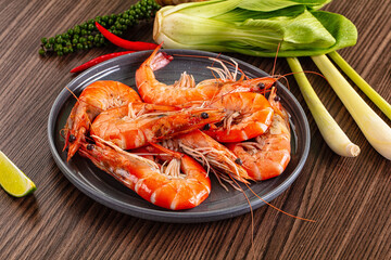 Tasty steamed prawns in the bowl