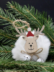 un petit renne de fourrure pour décoration de Noël