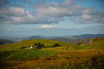 Obraz premium Cottage in the Rolling Green Hills of Snowdonia, Wales