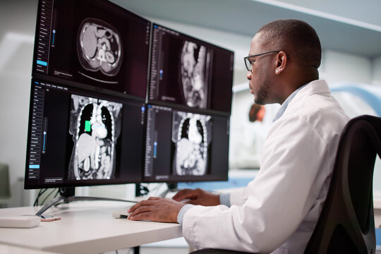 Fototapeta Skilled Surgeon Analyzing MRI Scan Using Desktop Computer