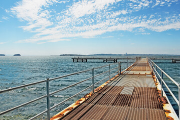 Obraz premium 西尾市 佐久島 大島釣りセンターの錆びた桟橋から望む海 / Rusted Jetty of Oshima Fishing Center on Sakushima Island (Nishio, Aichi)