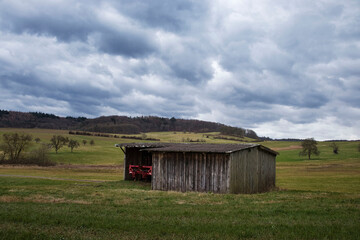 Obraz premium Barn in field by walking path