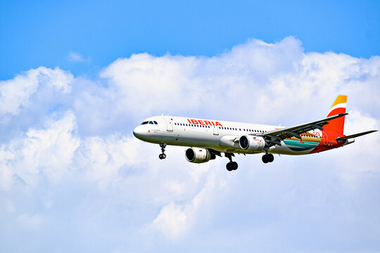 Barcelona, ​​Spain; April 5, 2025: Iberia Airbus A321 landing at Josep Tarradellas Airport in Barcelona-El Prat