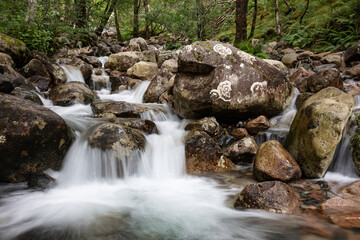 Natürlicher Wasserfall in Schottland