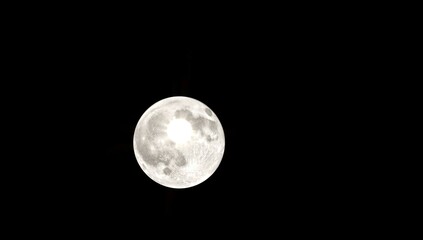 Obraz premium Luminescent Full Moon at Night.