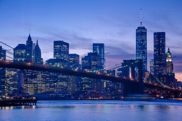 Naklejka premium Brooklyn Bridge at dusk with One World Trade Center