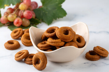 Traditional Greek cookies called "moustokouloura" are suitable for fasting periods. The ingredients are: raisins, sesame seeds, flour and raisins.