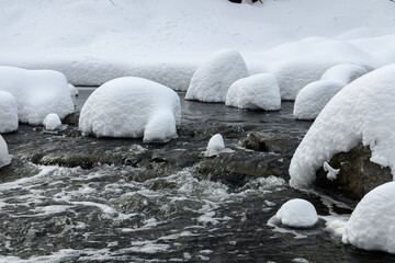 Obraz premium Snow-Covered Rocks in Creek