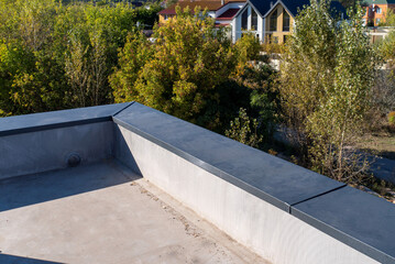 Metal parapet with standing-seam lock