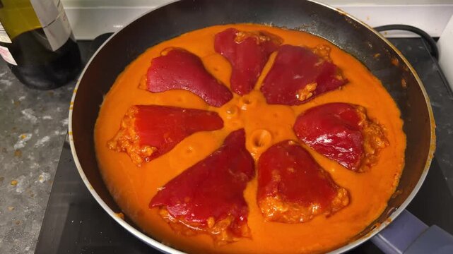 Sart&eacute;n con comida en fog&oacute;n de caravana 4K