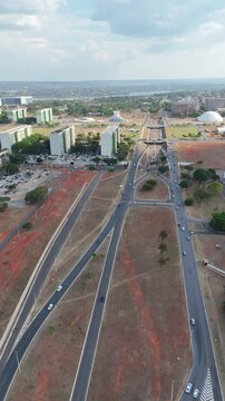 Vis&atilde;o a&eacute;rea 4K da cidade de Bras&iacute;lia mostrando sua arquitetura modernista, largas avenidas e &aacute;reas verdes ao redor dos pr&eacute;dios governamentais