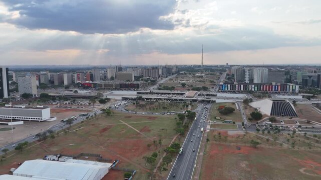 V&iacute;deo 4K a&eacute;reo sobre Bras&iacute;lia revelando quadras organizadas, pr&eacute;dios p&uacute;blicos e a harmonia entre espa&ccedil;os urbanos e vegeta&ccedil;&atilde;o