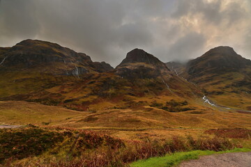 Obraz premium The Three Sisters (L-R: Beinn Fhada-Gearr Aonach-Aonach Dubh) ridges of the Bidean nam Bian massif jutting into GlenCoe valley. Highlands-Scotland-036