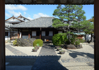 奈良町　十輪院　山門から本堂を望む　奈良市十輪院町