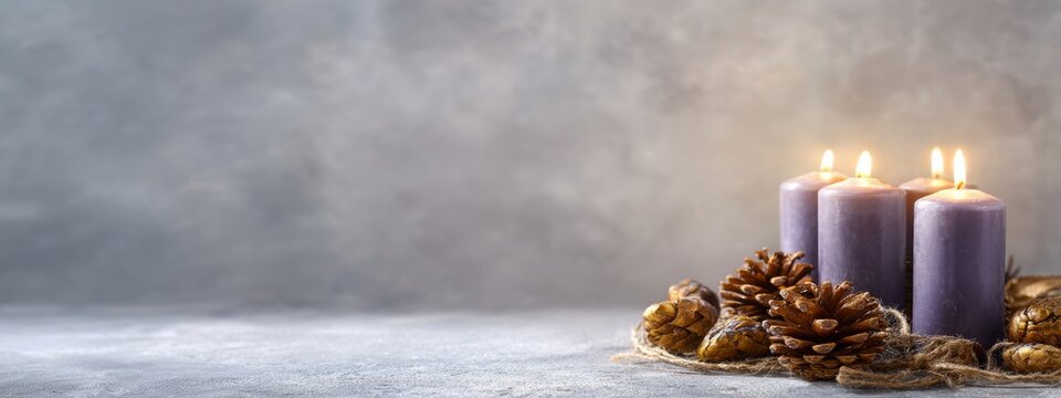 Dekoration zum dritten Advent: Adventskranz mit lila Kerzen.