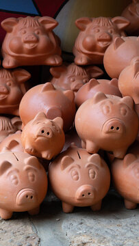 Colorful Colombian crafts and traditional architecture with ceramic piggy banks and vibrant houses Artesan&iacute;as colombianas coloridas y arquitectura tradicional con alcanc&iacute;as de cer&aacute;mica y casas vibrant