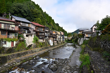郡上八幡の町並みと吉田川