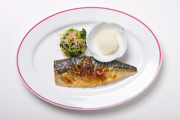 食堂の鯖の焼き魚定食（俯瞰写真）