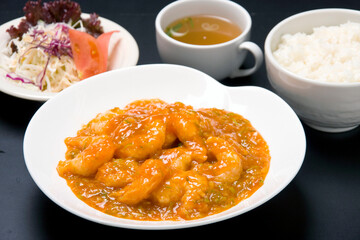 食堂のエビチリ定食