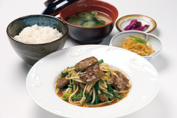 食堂のレバニラ炒め定食