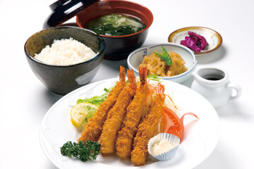 食堂のエビフライ定食