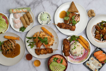 Assortiment de plats asiatique vue du dessus