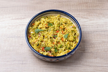 Riz aux légumes dans bol