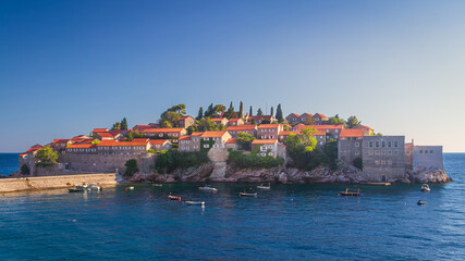 Obraz premium In the historic centre of Sveti Stefan