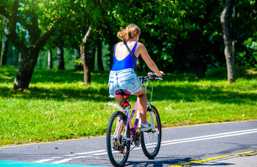 Naklejka premium Cyclist ride on the bike path in the city Park 