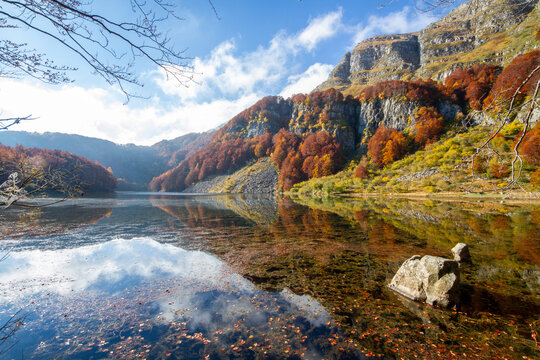 autumn colors, Frignano Regional Park, Lake Santo, Lake Baccio, colorful forests, Pievepelago, Modena