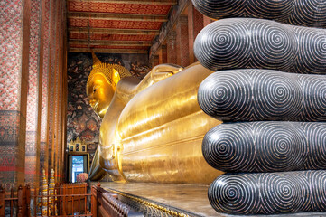 Fototapeta premium View of the feet and body of the Reclining Buddha in Wat Pho in Bangkok, Thailand