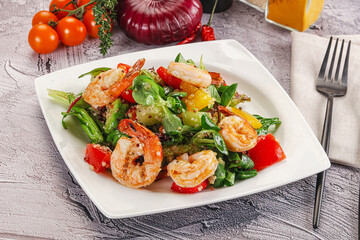 Salad with prawn and quinoa