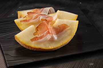 Slised sweet melon with Jamon