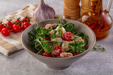 Green salad with canned tuna