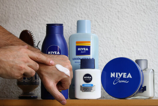 Nivea crema, leche protector solar y b&aacute;lsamos para el cuidado y la hidrataci&oacute;n de la piel de cara y cuerpo en diferentes formatos aplicada en la mano