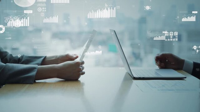 オフィスでミーティングするビジネスパーソンのグループとビジネスデータのコンセプトイメージ