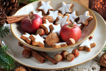 leckere Zimtsterne mit Weihnachtsdeko