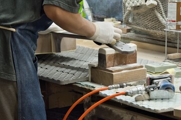 全て手作業で作られるギター