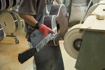 全て手作業で作られるギター