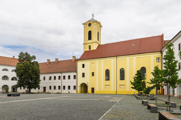 Obraz premium Fortress courtyard with yellow church in Oradea in Romania