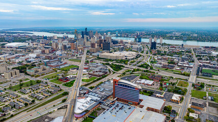 Obraz premium Detroit city skyline aerial view with highways and river. Aerial view of Detroit skyline with highways, skyscrapers, and the Detroit River in the distance.