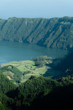 Vista de la Laguna de Sete Cidades y los campos en la isla de Sao Miguel en Azores en formato vertical