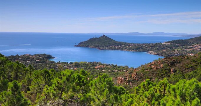 La rade d'Agay bord de la mer m&eacute;diterran&eacute;e au sud de la France