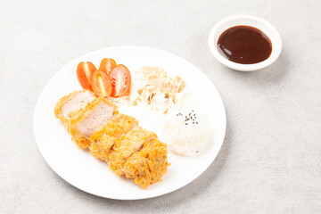 빵가루를 묻힌 돼지고기를 기름에 튀긴 서양 요리.
A Western dish of breaded pork fried in oil.
