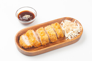 빵가루를 묻힌 돼지고기를 기름에 튀긴 서양 요리.
A Western dish of breaded pork fried in oil.
