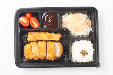 빵가루를 묻힌 돼지고기를 기름에 튀긴 서양 요리.
A Western dish of breaded pork fried in oil.
