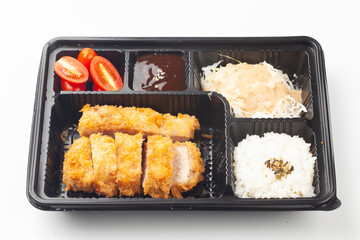 빵가루를 묻힌 돼지고기를 기름에 튀긴 서양 요리.
A Western dish of breaded pork fried in oil.
