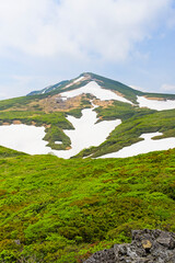 東栗駒山から望む6月の栗駒山