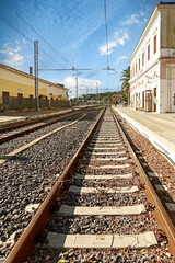 Fototapeta premium Linea Ferroviaria e Binari tra i Fabbricati di una Stazione Urbana 4522