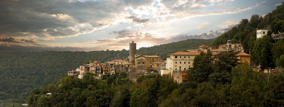 Veduta del Borgo di Nemi con la Torre Storica all'Ora del Tramonto 26c27